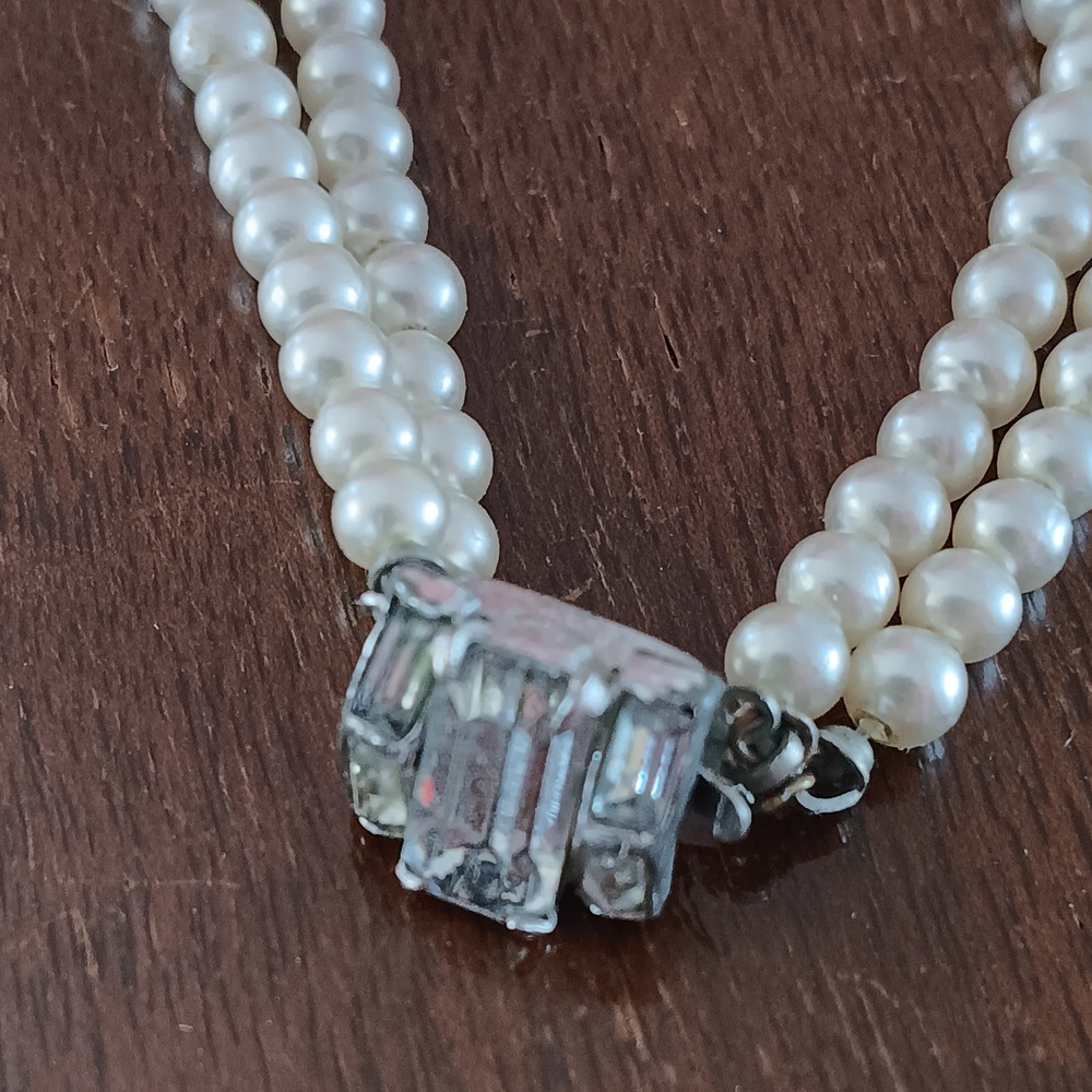 Elegant Pearl Bracelet with Silver Clasp - Picture 5 of 9